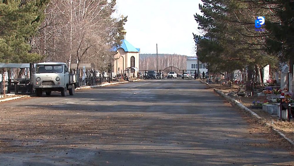 На кладбищах Миасса идет уборка