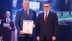 Алексей Текслер поздравил с юбилеем коллектив Челябинского металлургического комбината