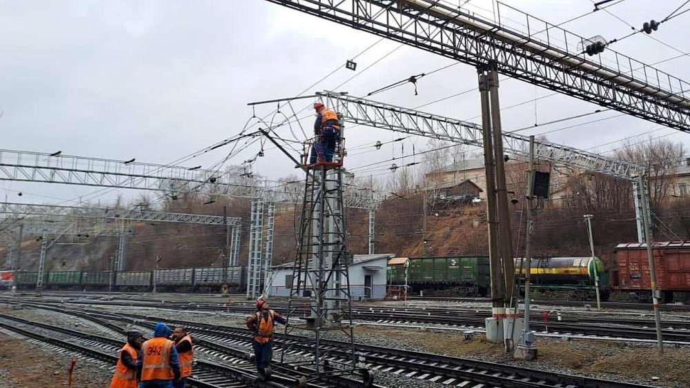 Грузовой поезд повредил контактные сети на станции в Челябинской области