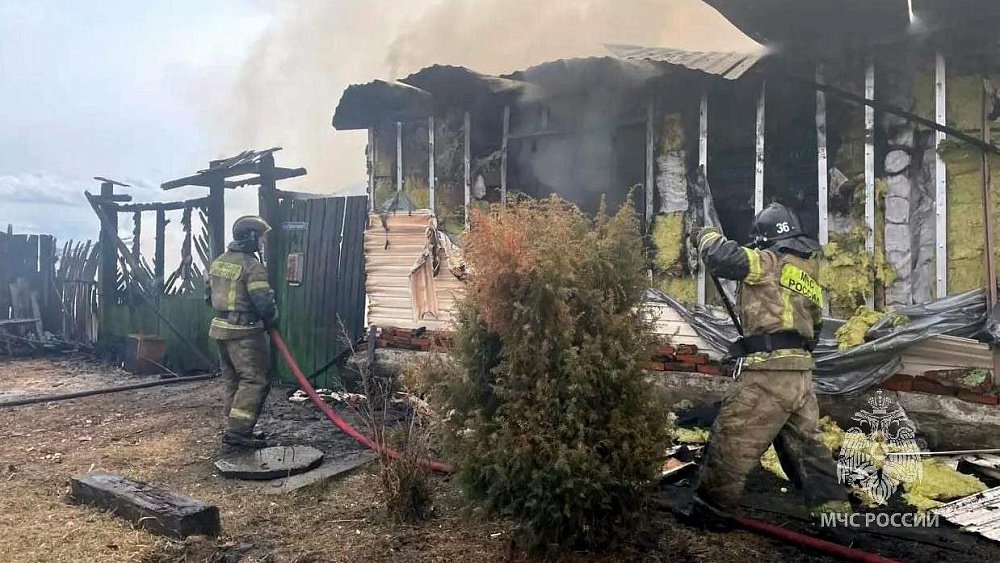 Частный жилой дом и баня сгорели в деревне в Челябинской области