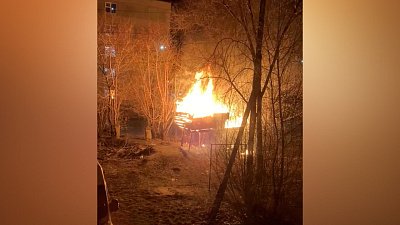 В Копейске вспыхнул детский самострой во дворе дома