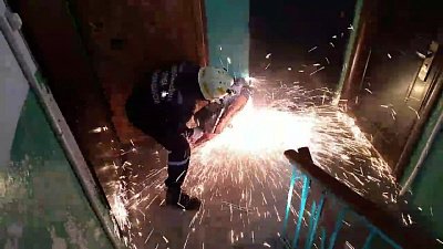 В Миассе спасатели вскрыли дверь для доступа в квартиру полиции и медиков