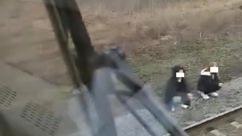 Под Челябинском двое 14-летних подростков подложили камни на рельсы