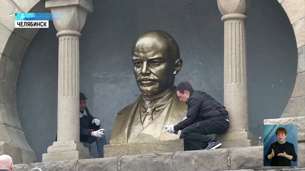 Челябинские коммунисты провели субботник в сквере на Алом поле