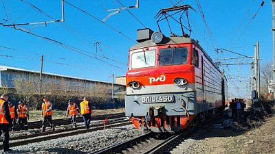 На станции в Челябинске локомотив сошел с рельсов