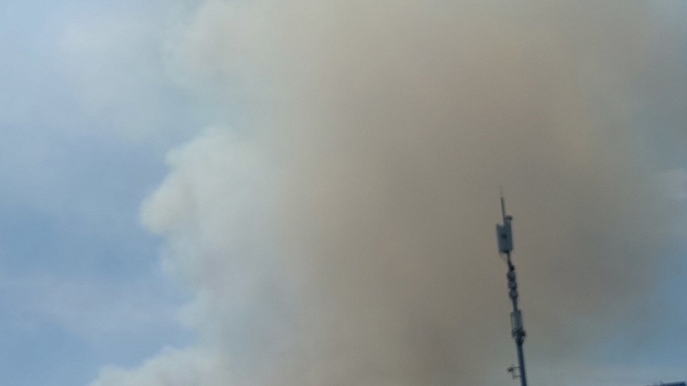 В Магнитогорске загорелись поля на границе города