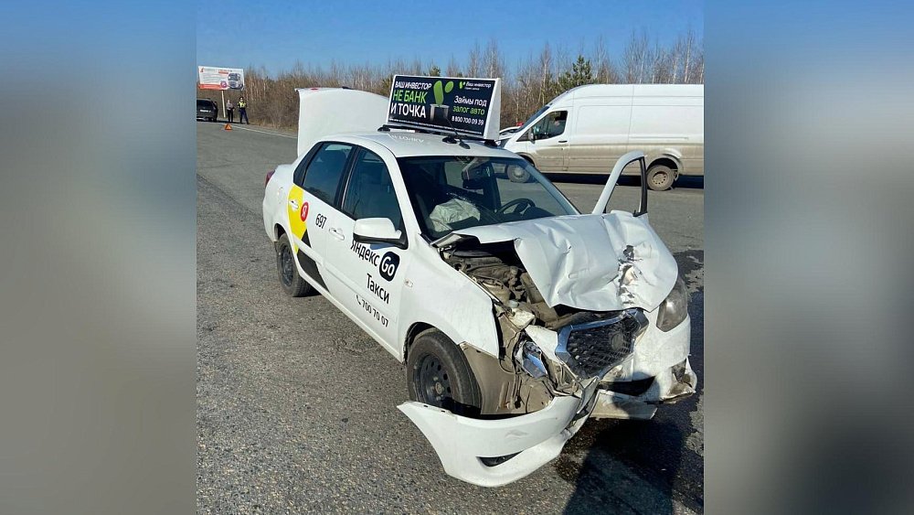 На трассе в Челябинской области столкнулись автомобили Lada и такси Datsun