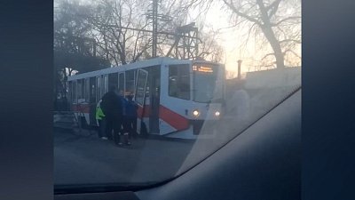 В Магнитогорске легковой автомобиль врезался в трамвай