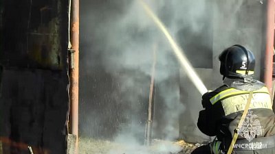 В Челябинске пожар с гаражей чуть не перекинулся на жилой дом