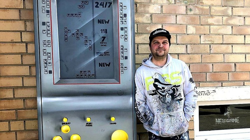 В Магнитогорске уличный художник превратил электрошкаф в тетрис