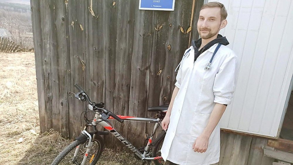 Сельскому фельдшеру из Челябинской области купили рабочий велосипед