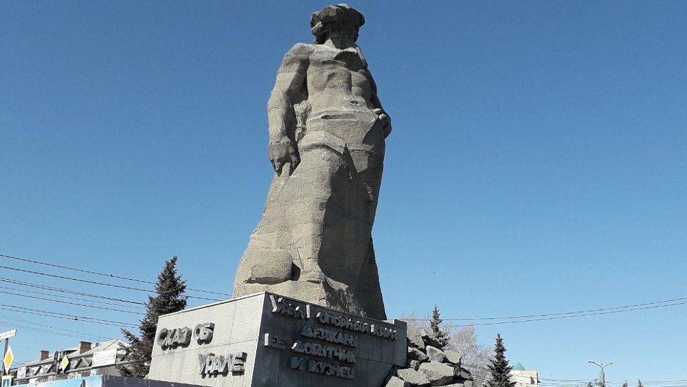 На главных памятниках Челябинска установили постоянную подсветку