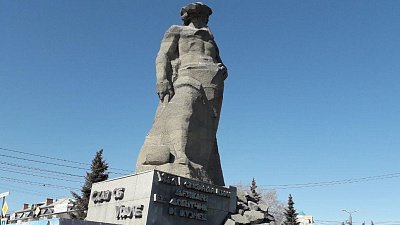 На главных памятниках Челябинска установили постоянную подсветку