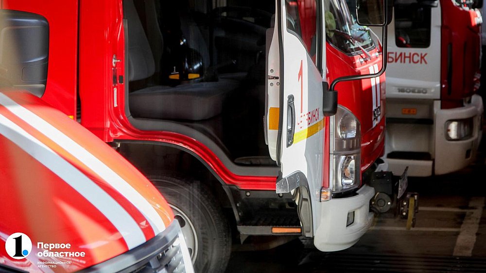 Под Златоустом рядом с железной дорогой загорелась сухая трава