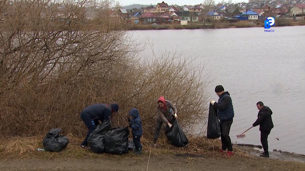 Большой субботник проходит на набережной в Миассе 