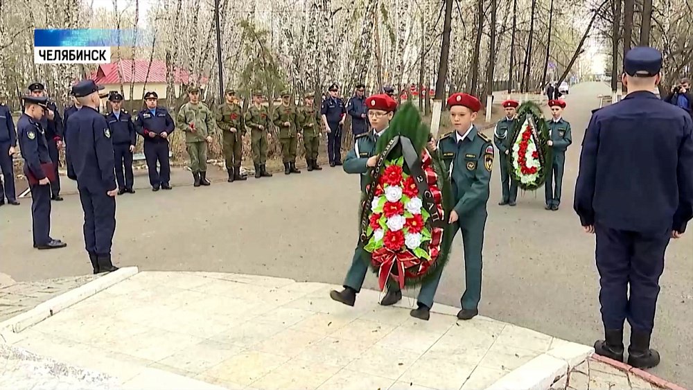 Курсанты ЧВВАКУША и кадеты кременкульской школы возложили венки 