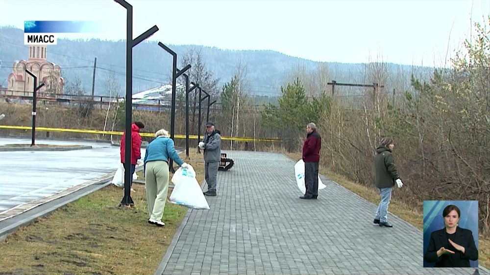 В Миассе провели субботник на озере Тургояк