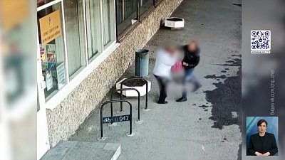 В Челябинске задержали неадекватного мужчину, который накинулся на пенсионерку на улице