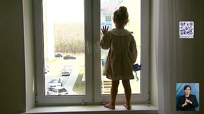 Иллюзия защиты: почему дети выпадают из окон?