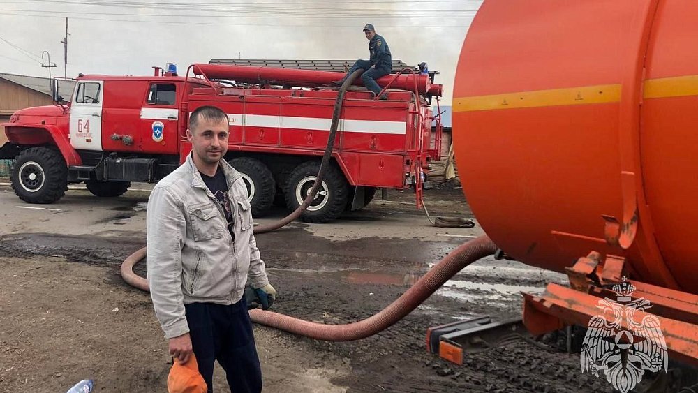 Житель Челябинской области на водовозке помог пожарным потушить дом