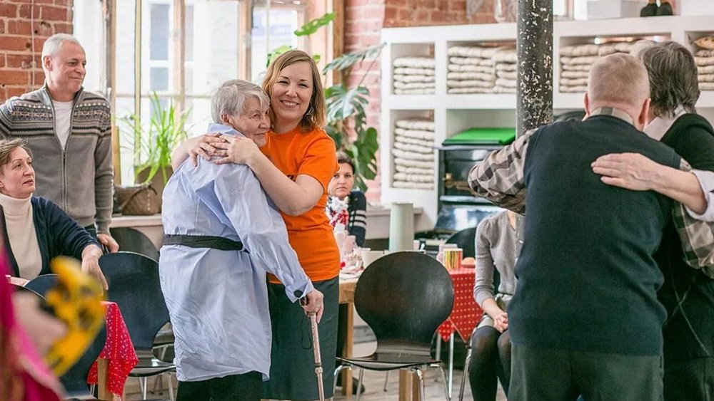 В Челябинске для людей с деменцией открывают альцкафе «Незабудка»