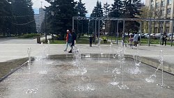 В Центральном районе Челябинска запустили два пешеходных фонтана