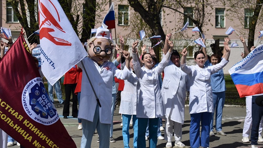 Медики Челябинской области провели танцевальные флешмобы в честь Первомая