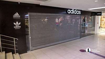 Adidas планирует передать свои российские магазины иностранному инвестору