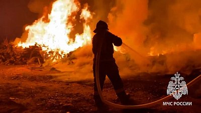 В Красноармейском районе пожар охватил территорию возле деревни Сычево