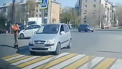 В Магнитогорске ребенок на самокате чуть не попал под машину