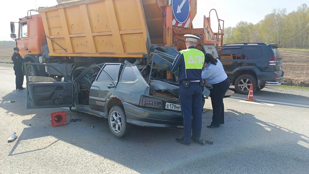В Челябинской области водитель ВАЗа погиб, врезавшись в машину дорожной техники
