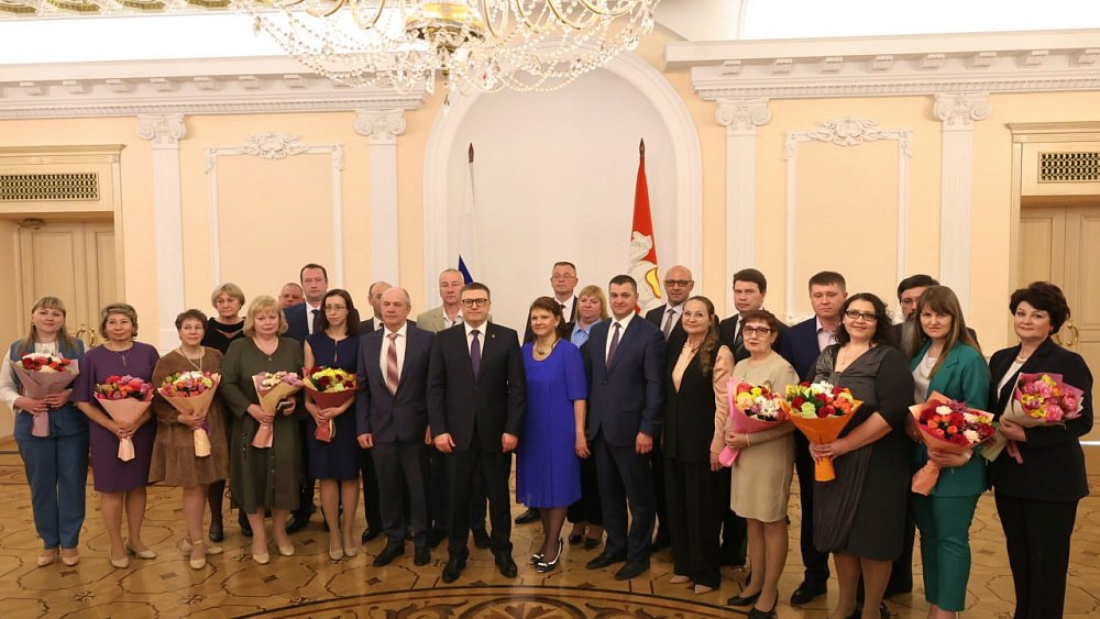 Алексей Текслер вручил госнаграды активистам профсоюзного движения 