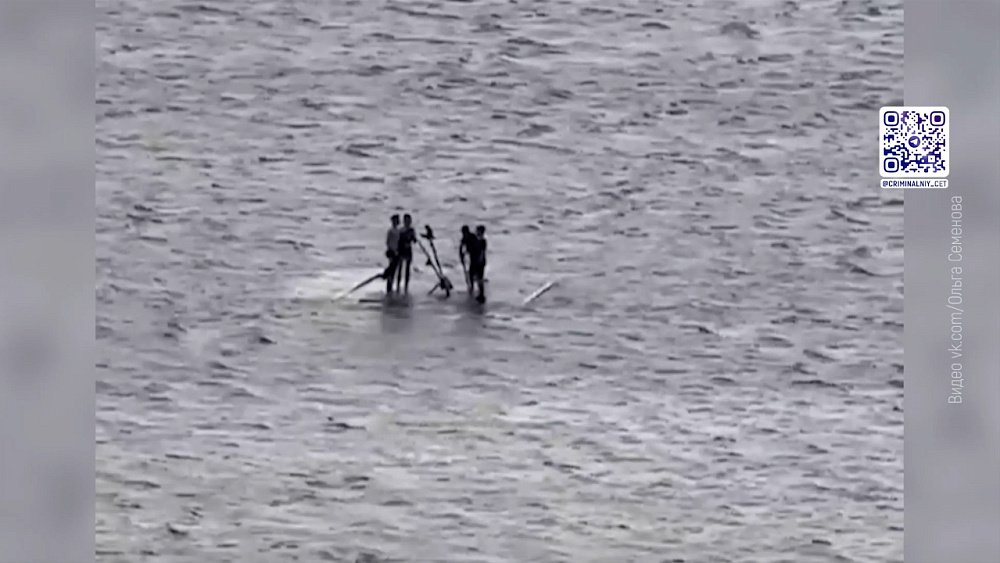 Дети устроили заплыв на плоту