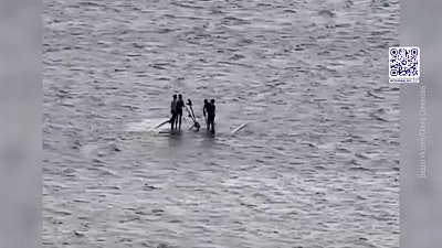 Дети устроили заплыв на плоту