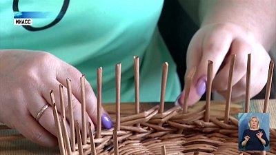 Жительница Миасса плетет поделки из эколозы