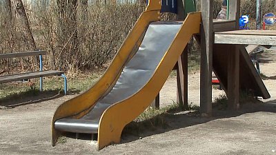 Ребёнок потерял фалангу пальца, катаясь с горки