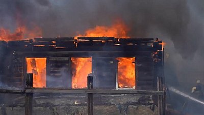 В Златоусте женщина выбралась в окно из горящего дома