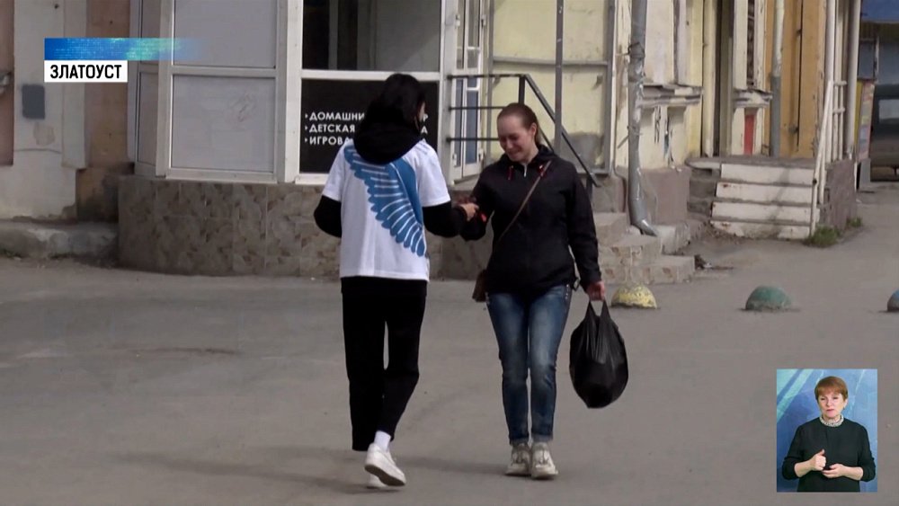 Волонтеры раздают Георгиевские ленты