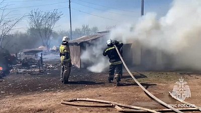 В поселке Кадровик Копейского городского округа загорелось 5 надворных построек