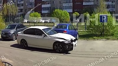В Южноуральске водитель чуть не снес столб во дворе