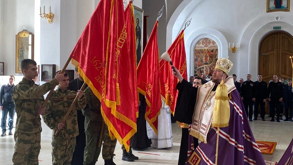 Ветеран СОБРа из Челябинской области воссоздает боевые знамена времен Отечественной войны