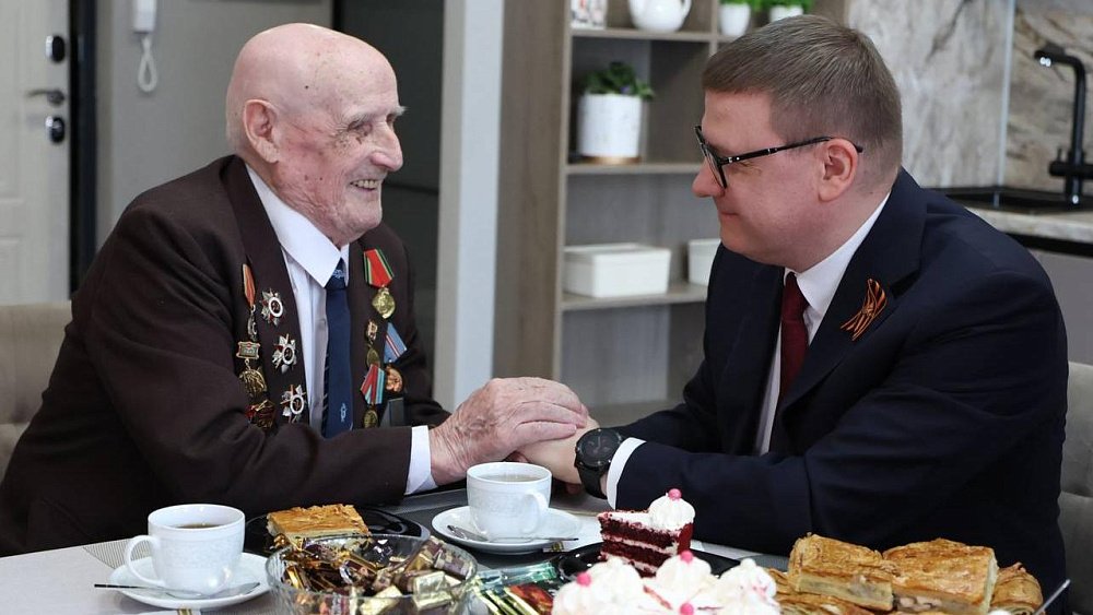 Алексей Текслер поздравил с Днем Победы 99‑летнего ветерана Ивана Нежаренко