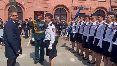 Алексей Текслер поздравил девушек-курсантов Челябинского юридического колледжа с Днем Победы
