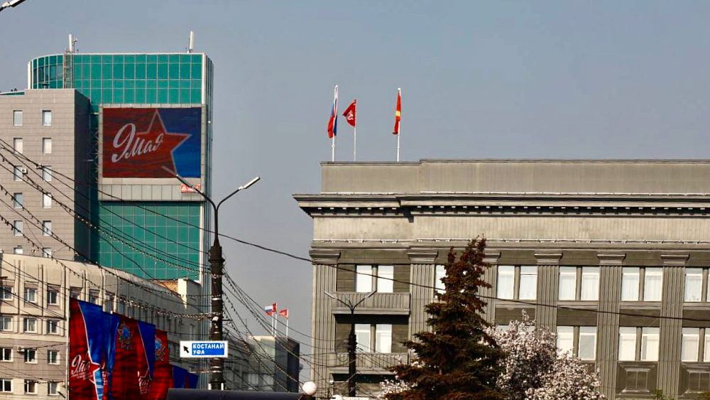 На зданиях органов власти Челябинской области появились копии Знамени Победы