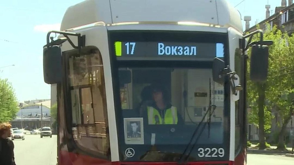 В Магнитогорске более 100 трамваев украсили фотографиями Героев