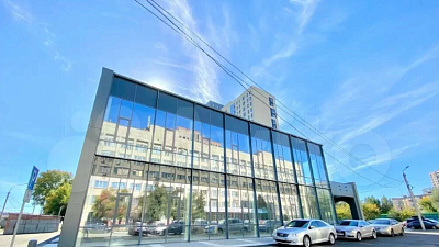 В центре Челябинска ТК с витражным остеклением продают за 170 млн рублей