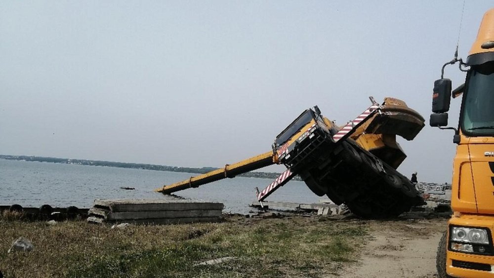 В Челябинске автокран рухнул в озеро Смолино
