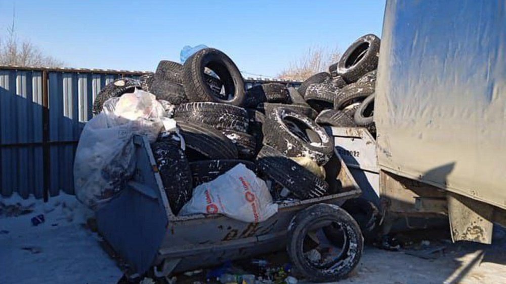 Челябинца оштрафовали на 5 тысяч рублей за покрышки в мусорном баке