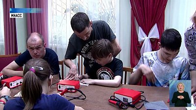 Детей-инвалидов учат выжигать картины по дереву