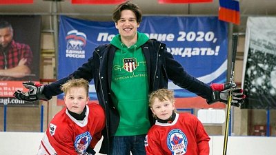 Звезда сериала «Молодежка» Иван Жвакин потренировался с юными хоккеистами Чебаркуля